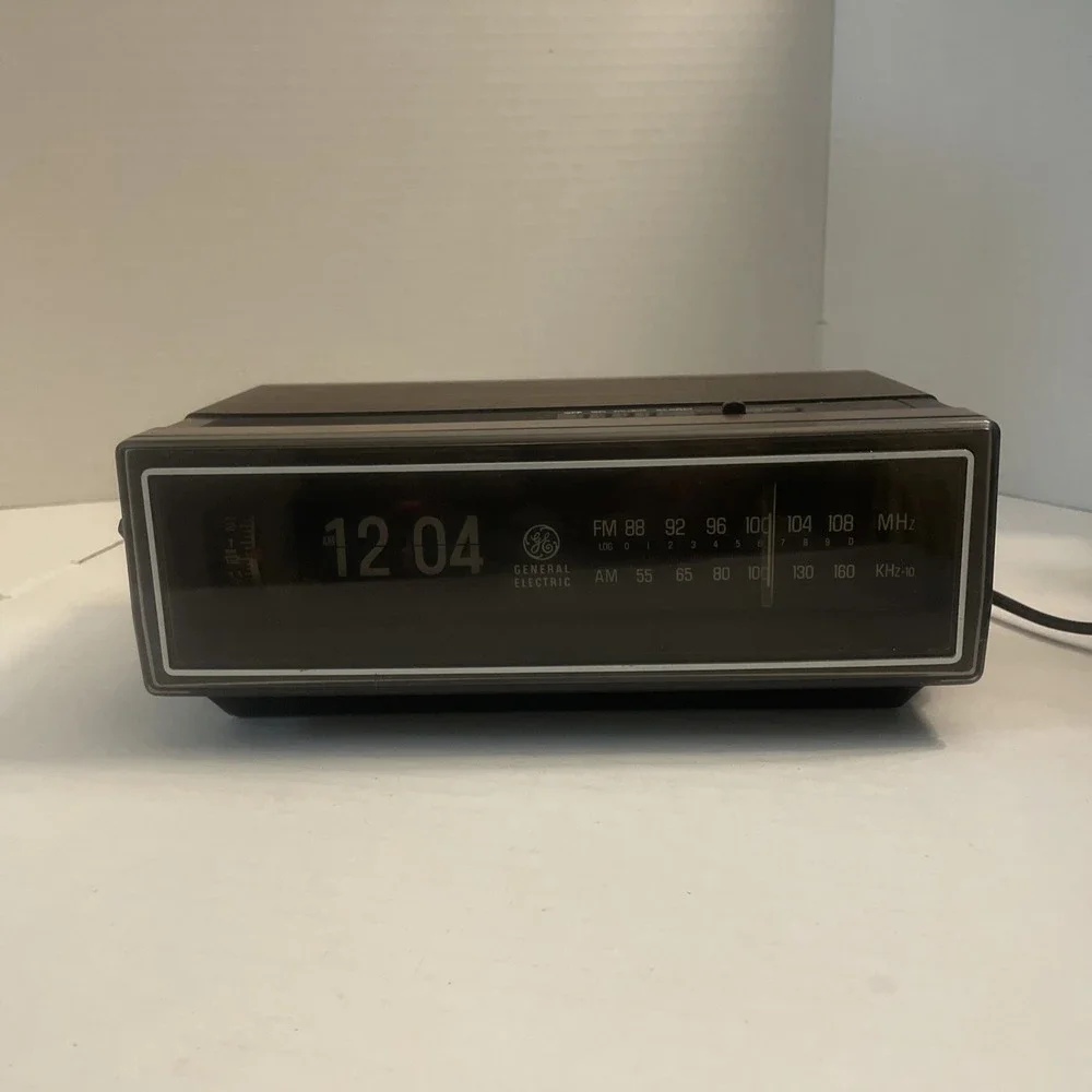 Vintage 1984 General Electric Flip Clock Radio Alarm Clock 7-4305F WORKING